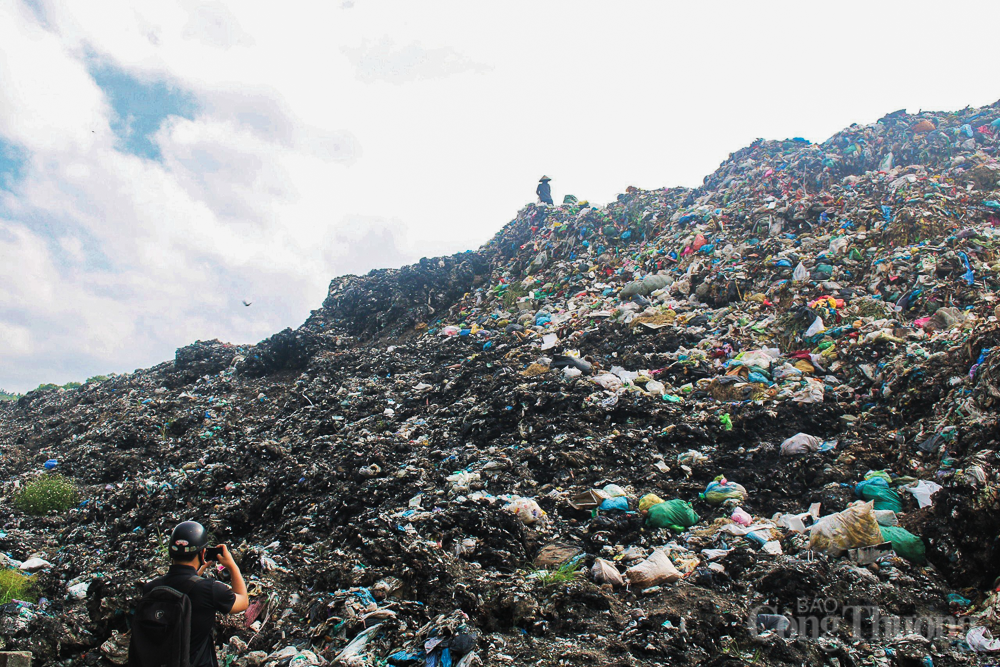 Khánh Hòa: Sớm khắc phục tình trạng quá tải bãi rác Hòn Ngang