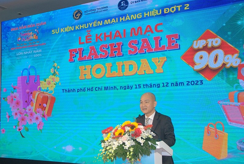 TP. Hồ Chí Minh: Người dân đổ xô mua hàng hiệu khuyến mại “khủng” đến 90% tại Flash Sale Holiday