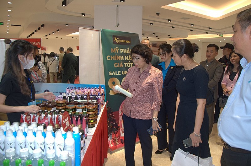 TP. Hồ Chí Minh: Người dân đổ xô mua hàng hiệu khuyến mại “khủng” đến 90% tại Flash Sale Holiday