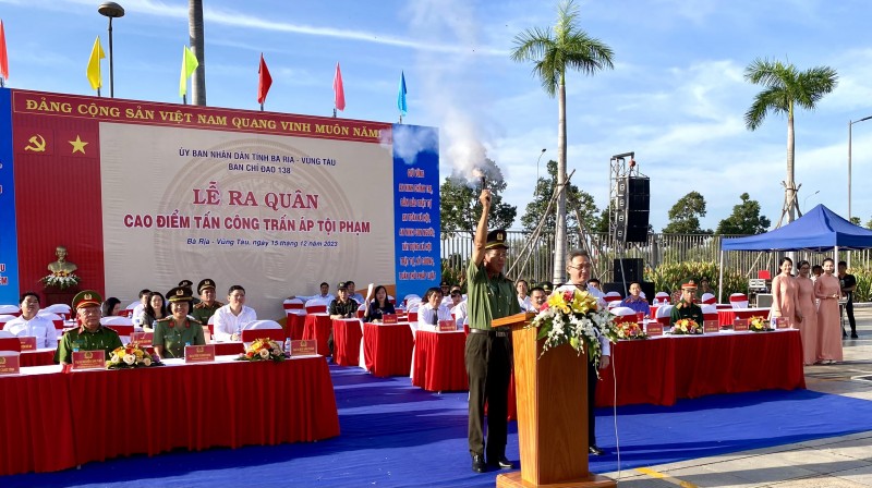 Đại tá Bùi Văn Thảo, Giám đốc Công an tỉnh Bà Rịa - Vũng Tàu nổ phát súng phát lệnh ra quân.