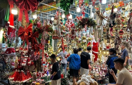 Thị trường Giáng sinh 2023: Thông tươi, tùng thơm lên ngôi, nhiều quà tặng độc đáo hút khách