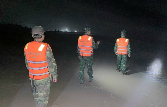Thừa Thiên Huế: Tích cực tìm kiếm 2 thuyền viên mất tích trên biển