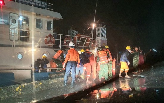 Thừa Thiên Huế: Cứu thành công 2 thuyền viên mất tích trên biển
