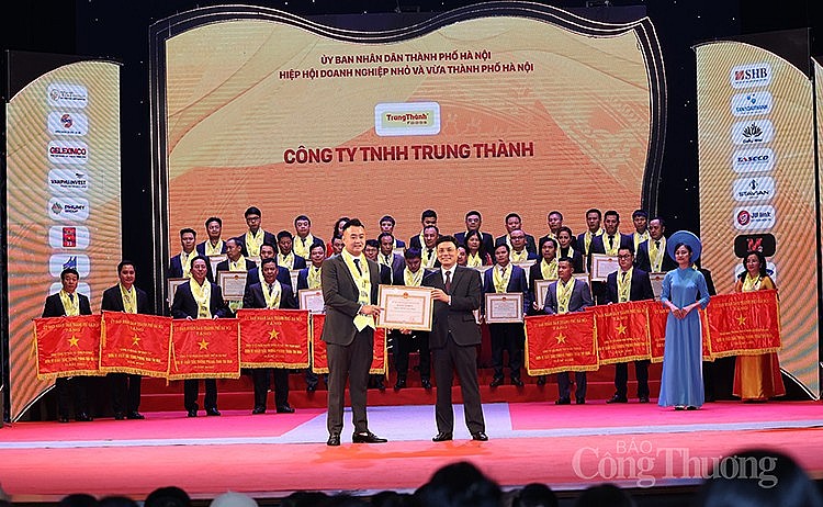 Phó Chủ tịch HĐND TP Hà Nội Phạm Quý Tiên tặng Cờ Thi đua và Bằng khen cấp Thành phố cho các doanh nghiệp. 