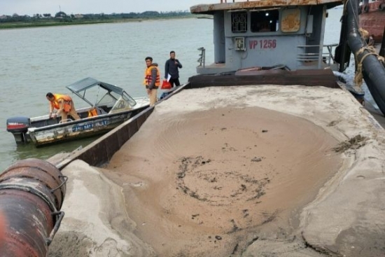 Hà Nội: Bắt tàu khai thác cát trái phép trên sông Hồng