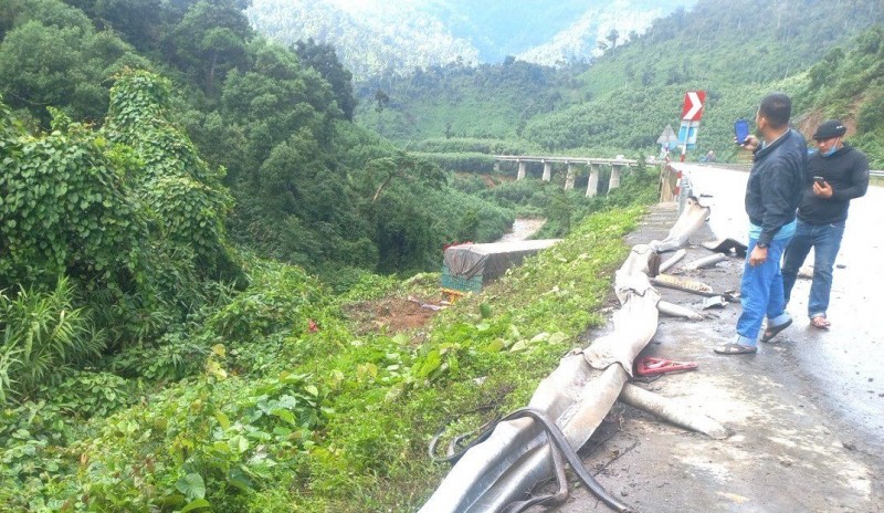 Xe đầu kéo rơi xuống vực trên cao tốc La Sơn - Túy Loan, 2 người bị thương