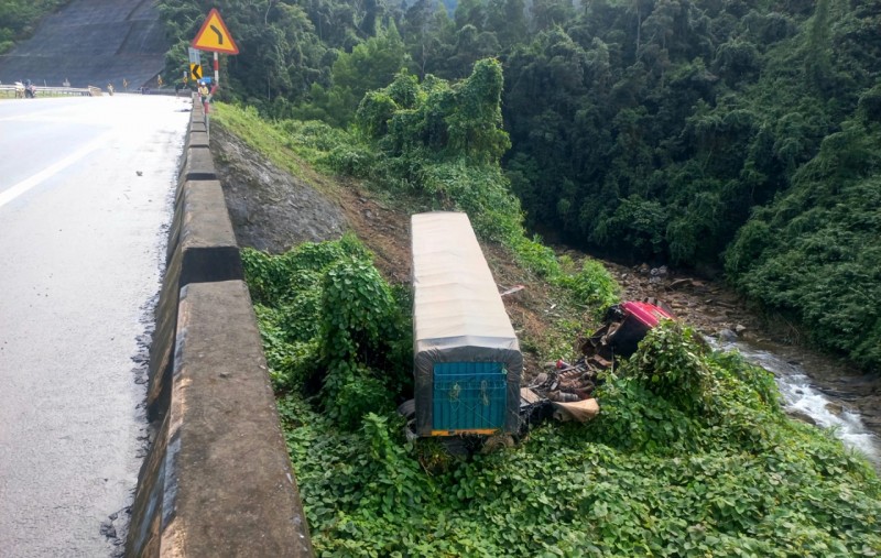 Xe đầu kéo rơi xuống vực trên cao tốc La Sơn - Túy Loan, 2 người bị thương