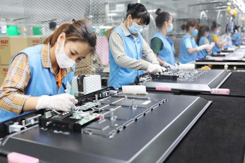 Sản xuất linh kiện điện tử tại Công ty TNHH Điện tử Bumjin Vina (KCN Đông Mai, thị xã Quảng Yên). Ảnh: Cổng thông tin điện tử Tỉnh Quảng Ninh