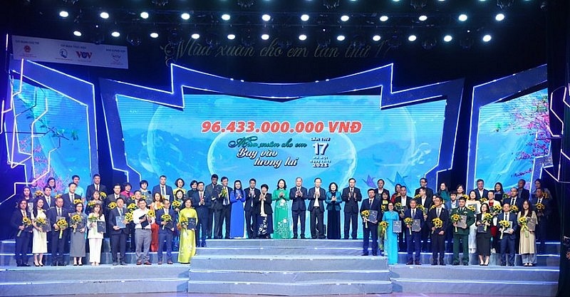 Tập đoàn Xăng dầu Việt Nam ủng hộ 2 tỷ đồng tại Chương trình “Mùa xuân cho em”
