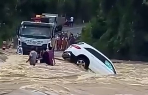 Khánh Hòa: Xe ô tô 5 chỗ bị lũ cuốn trôi khi băng qua cầu tràn
