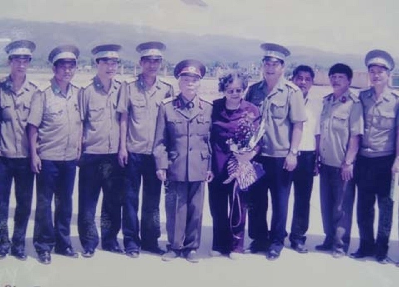Đại tướng Võ Nguyên Giáp và phu nhân chụp ảnh cùng tổ bay của Trung đoàn 916 trong chuyến đi thăm lại chiến trường Điện Biên Phủ, năm 2004. Ảnh tư liệu.