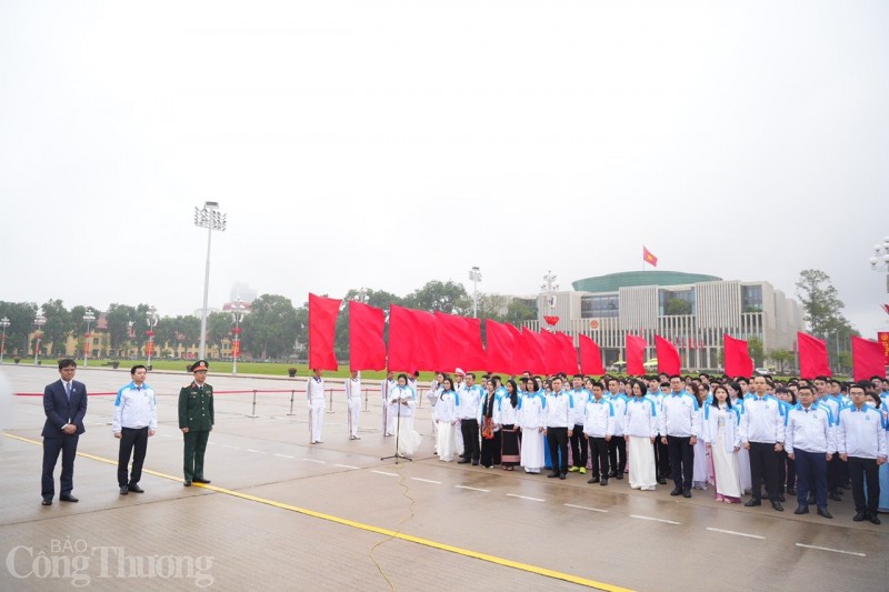 Đại biểu Đại hội toàn quốc Hội Sinh viên Việt Nam báo công dâng Bác