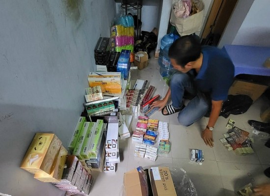 TP. Hồ Chí Minh: Bắt quả tang 2 vụ vận chuyển, buôn bán hơn 3.000 gói thuốc lá, xì gà nhập lậu