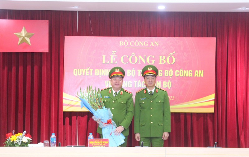 Thứ trưởng Nguyễn Duy Ngọc tặng hoa chúc mừng Thiếu tướng Nguyễn Quốc Hùng.