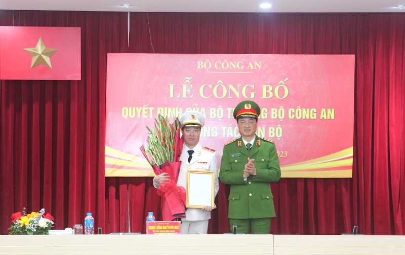 Thứ trưởng Nguyễn Duy Ngọc trao quyết định và tặng hoa chúc mừng Thiếu tướng Nguyễn Ngọc Cương.