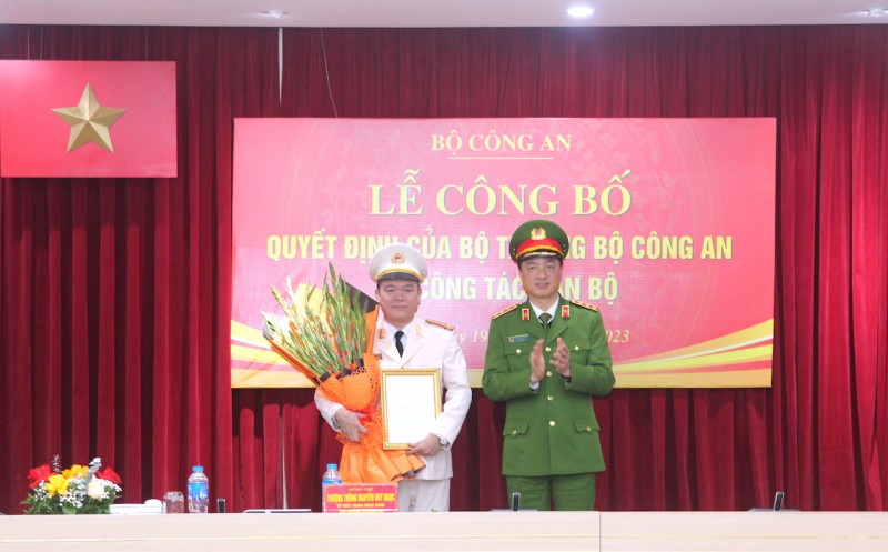 Thứ trưởng Nguyễn Duy Ngọc trao quyết định và tặng hoa chúc mừng Đại tá Nguyễn Văn Căn.