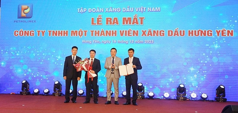 Phó Bí thư Đảng ủy, Ủy viên HĐQT, Tổng Giám đốc Petrolimex Đào Nam Hải trao quyết định thành lập và tặng hoa chúc mừng ban lãnh đạo công ty
