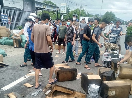 Khánh Hòa: Xe đầu kéo bốc cháy trên Quốc lộ 1