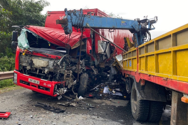 Đà Nẵng: Va chạm giữa xe tải và xe cẩu trên đường tránh Nam Hải Vân, 2 người bị thương nặng