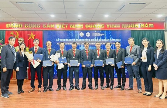 vinh danh cac ky su asean thuoc tong cong ty dien luc tp ho chi minh