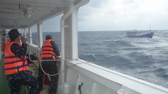 Vùng 3 Hải quân cứu tàu cá Quảng Ngãi bị nạn trên biển