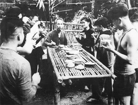 Bác Hồ đã sống cả cuộc đời thanh bạch từ ăn, ở đến phương tiện sử dụng phục vụ công việc hàng ngày. Đây là hình ảnh bữa cơm đạm bạc của Bác Hồ và các chiến sỹ ở Tân Trào.