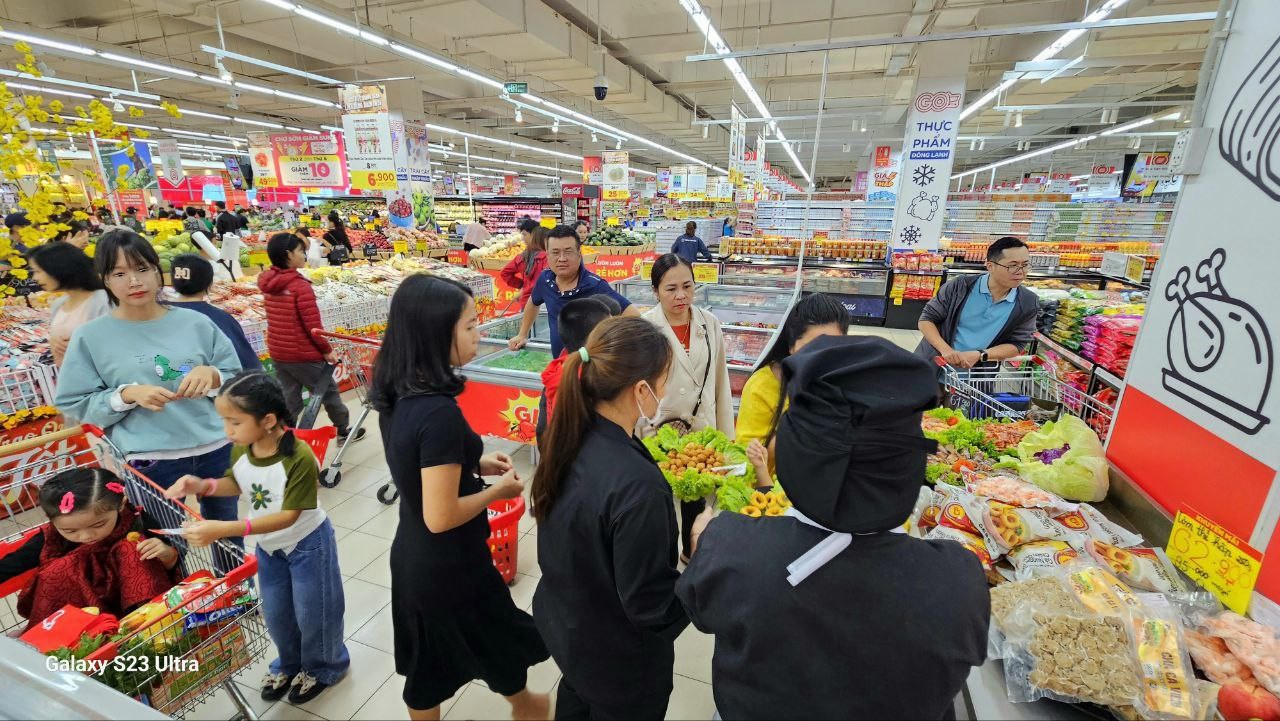 Người tiêu dùng háo hức mua sắm tại GO!, chuẩn bị cho các dịp Lễ hội cuối năm (ảnh Nguyễn Hạnh)