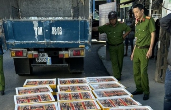 Tây Ninh: Ngụy trang xe chở trái cây để vận chuyển hơn 600 kg pháo lậu