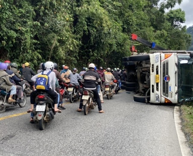 Lâm Đồng: Đèo Bảo Lộc kẹt cứng 2 chiều sau tai nạn giao thông