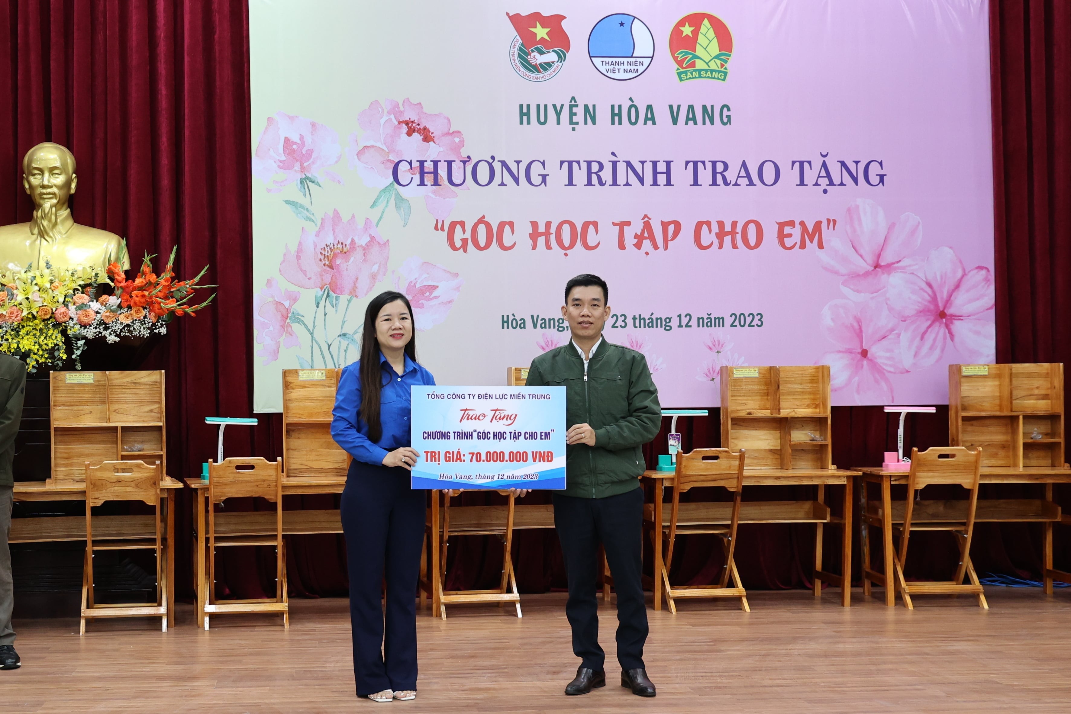 Ông Nguyễn Bình Nam - Phó Bí thư thường trực Đảng ủy EVNCPC trao tặng 50 góc học tập tại Chương trình