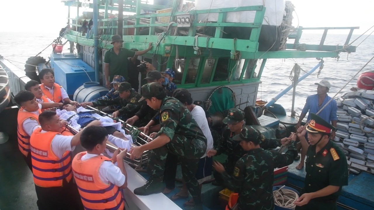 Chỉ huy đảo Đá Tây A, Lữ đoàn 146, Vùng 4 Hải quân hỗ trợ gạo cho ngư dân tỉnh Bình Thuận. Ảnh: CTV