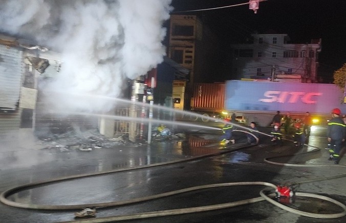 Hải Phòng: Cháy lớn cửa hàng nhựa lúc nửa đêm