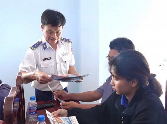 Bộ Tư lệnh Vùng Cảnh sát biển 3 đồng hành với ngư dân tỉnh Tiền Giang