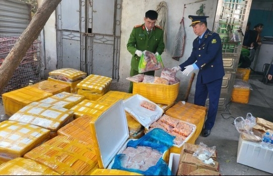 Hà Nội: Phát hiện hơn 1 tấn thực phẩm bẩn trong căn nhà cấp 4 giữa cánh đồng ở Bắc Từ Liêm