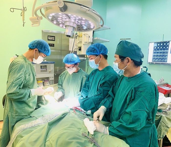 Bệnh viện Bà Rịa tiến hành phẫu thuật lấy các mảnh thủy tinh ra khỏi cơ thể nam