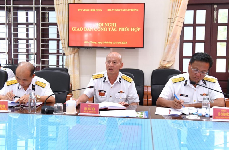 Vùng 5 Hải quân và Vùng Cảnh sát biển 4 tăng cường phối hợp thực hiện nhiệm vụ trên biển
