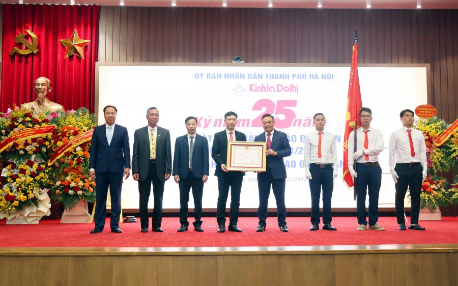 Thừa uỷ quyền của Chủ tịch nước, Chủ tịch UBND TP Trần Sỹ Thanh trao Huân chương Lao động Hạng nhất cho Báo Kinh tế & Đô thị.