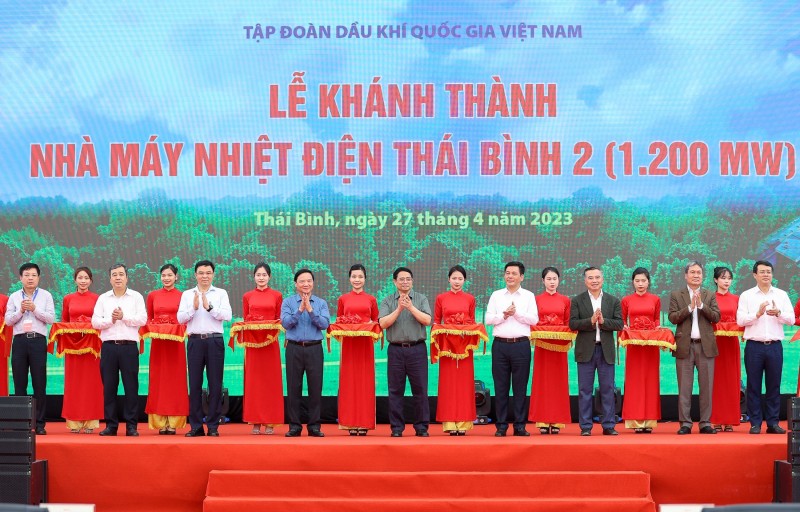 Thủ tướng Chính phủ Phạm Minh Chính và các đại biểu cắt băng khánh thành Nhà máy Nhiệt điện Thái Bình 2