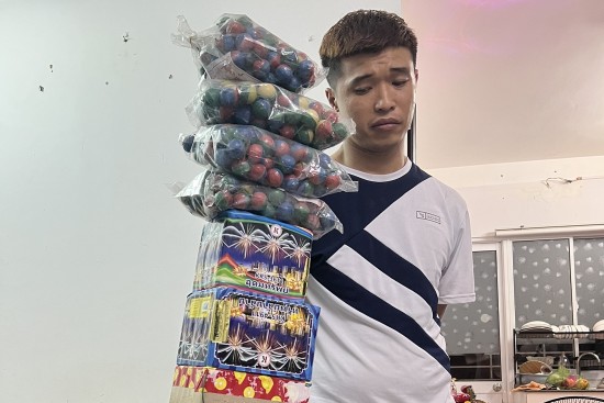 Khánh Hòa: Bắt thanh niên tàng trữ pháo nổ và ma túy
