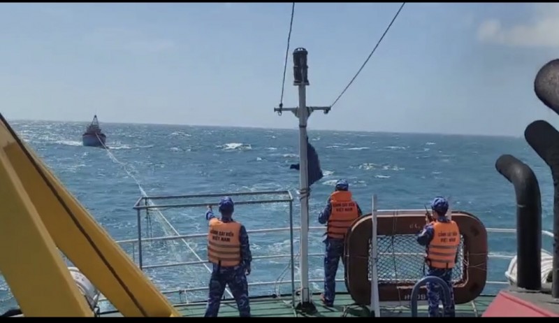 Bình Thuận: Cảnh sát biển xuyên đêm cứu 2 tàu cá gặp nạn