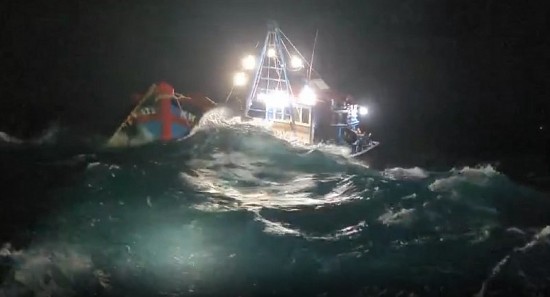 Bình Thuận: Cảnh sát biển xuyên đêm cứu 2 tàu cá gặp nạn