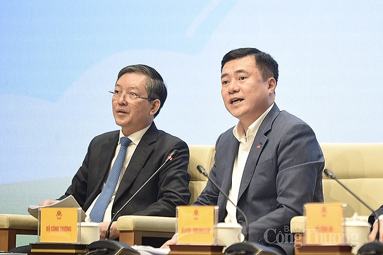 Thứ trưởng Bộ Công Thương Nguyễn Sinh Nhật Tân (bên phải) chia sẻ tại Hội nghị