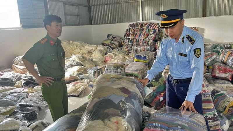 Đội Quản lý thị trường số 2 phối hợp với Phòng Cảnh sát kinh tế tỉnh Lâm Đồng tiến hành kiểm tra kho hàng hóa tại huyện Đơn Dương