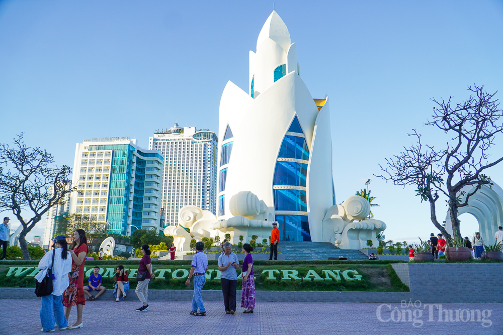 TP. Nha Trang cùng du khách đón nắng đẹp trong ngày cuối năm 2023