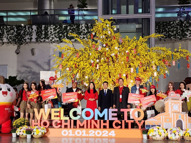 Impressed international tourists on the first day of the year "stormed" the city.  Ho Chi Minh