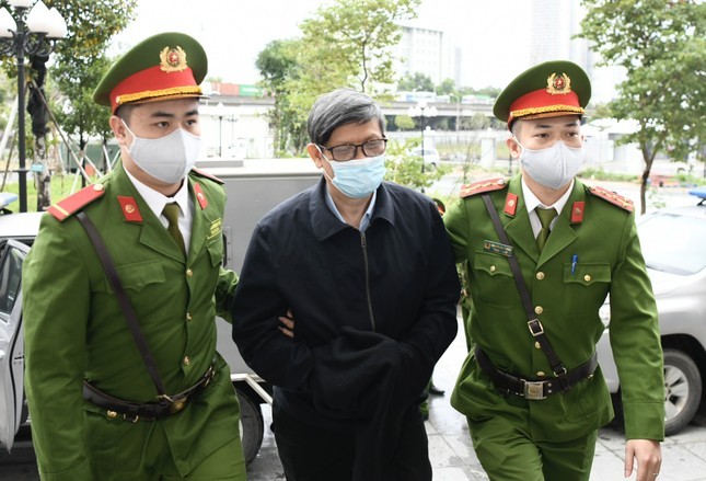 Xét xử vụ Việt Á: Hình ảnh 2 cựu Bộ trưởng và 36 bị cáo bị dẫn giải đến tòa