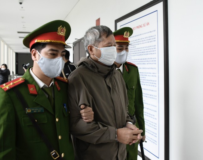 Xét xử vụ Việt Á: Hình ảnh 2 cựu Bộ trưởng và 36 bị cáo bị dẫn giải đến tòa