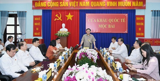 Chủ tịch Quốc hội Vương Đình Huệ làm việc với các lực lượng tại Cửa khẩu quốc tế Mộc Bài