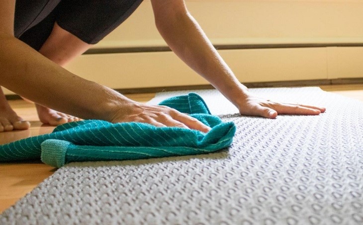 Lau thảm yoga trước và sau khi sử dụng để tránh nấm mốc và duy trì độ bền cho thảm
