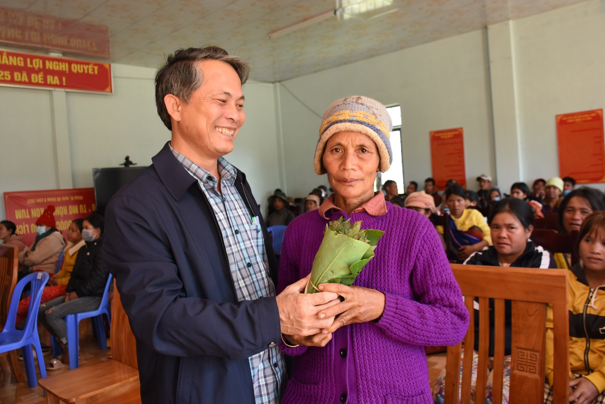 Ông Võ Trung Mạnh - Phó Bí thư Huyện ủy, Chủ tịch UBND huyện Tu Mơ Rông - trao cây giống cho người dân